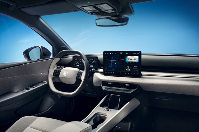 Innenraum eines VW ID Polo mit digitalem Cockpit, mittig angebrachtem Touchscreen und grauer Innenausstattung