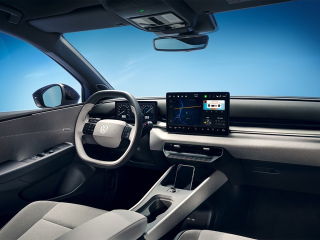 Innenraum eines VW ID Polo mit digitalem Cockpit, mittig angebrachtem Touchscreen und grauer Innenausstattung