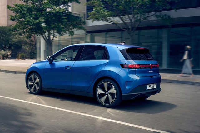 Blauer VW ID. Polo von der Seite auf einer Straße vor modernen Gebäuden