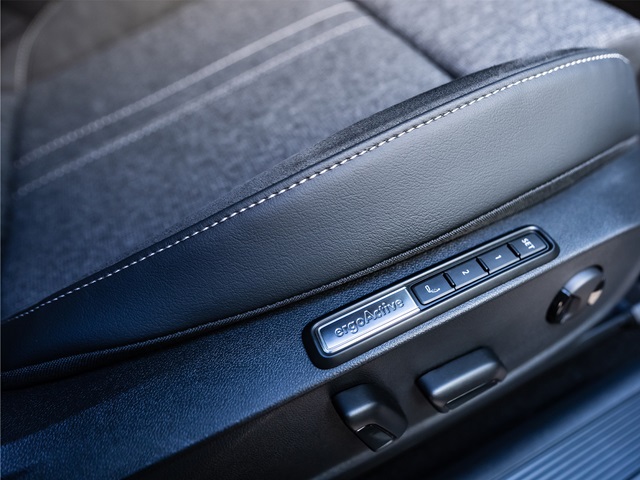 Bedienelemente für die elektrische Sitzverstellung mit Memory-Funktion im Innenraum eines VW ID.3 Neo