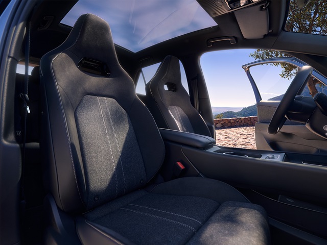 Innenraum des VW ID.3 Neo mit zwei Sportsitzen und offener Fahrertür, Blick auf Landschaft im Hintergrund
