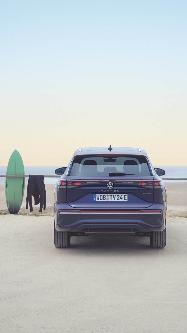 Der Volkswagen Tayron Hybrid in Heckansicht