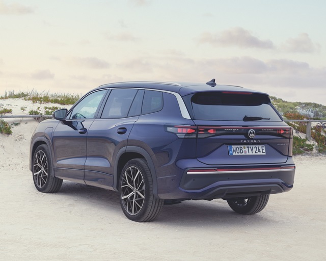 Der Volkswagen Tayron Hybrid in Heck-Seitenansicht