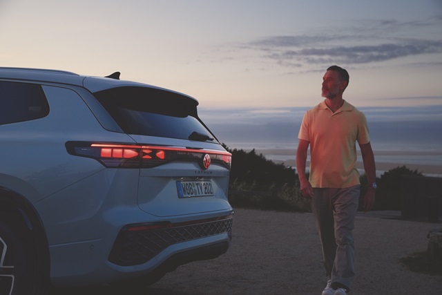 Der Volkswagen Tayron in Heckansicht mit Fokus auf die LED-Rückleuchten