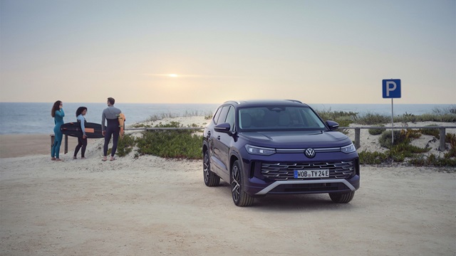Der Volkswagen Tayron Hybrid vor Strandkulisse
