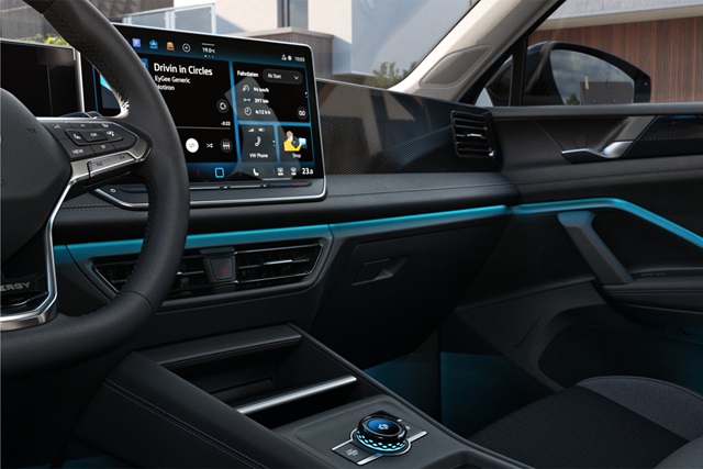 Innenraum des VW Tiguan mit digitalem Cockpit, Touchscreen-Monitor, beleuchtetem Zierelement und multifunktionalem Lenkrad