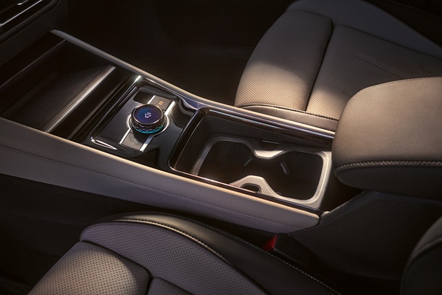 Mittelkonsole des VW Tiguan mit Drehregler und Lederpolstern der Vordersitze