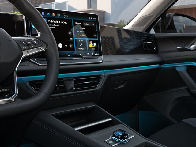Innenraum des VW Tiguan mit digitalem Infotainment-Display, beleuchtetem Zierstreifen und multifunktionalem Lenkrad