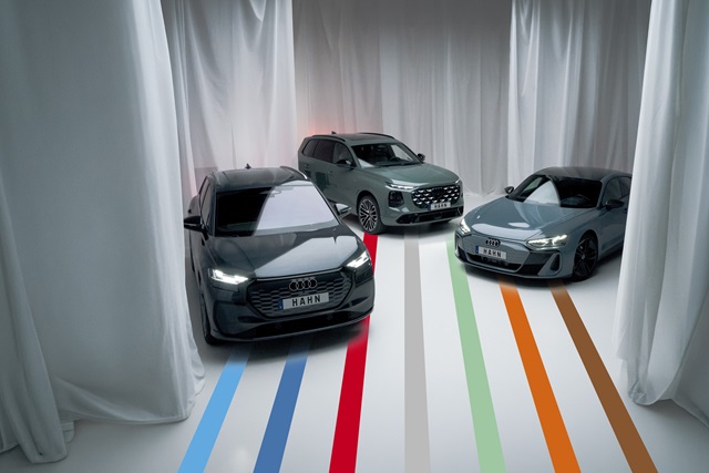 Drei Audi Modelle in einem weißen Raum mit weißen Vorhängen.