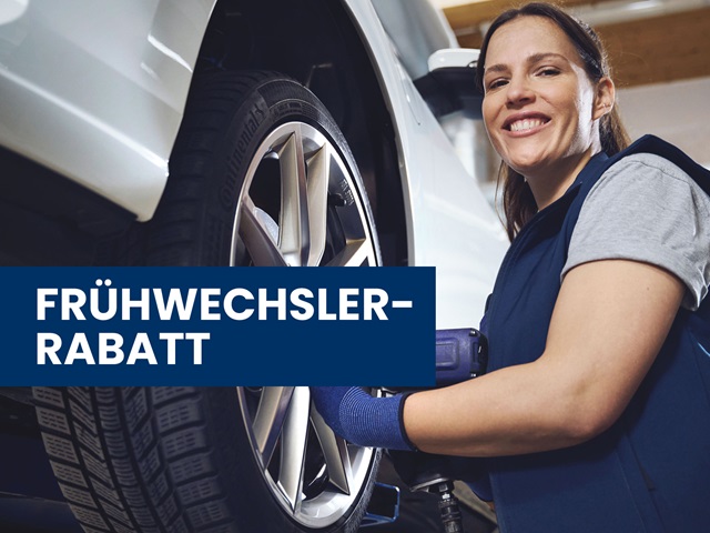 Mechanikerin wechselt Reifen.