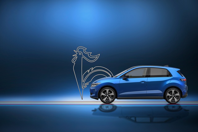 Blauer VW ID. Polo von der Seite vor blauem Hintergrund mit Hahn-Logo.